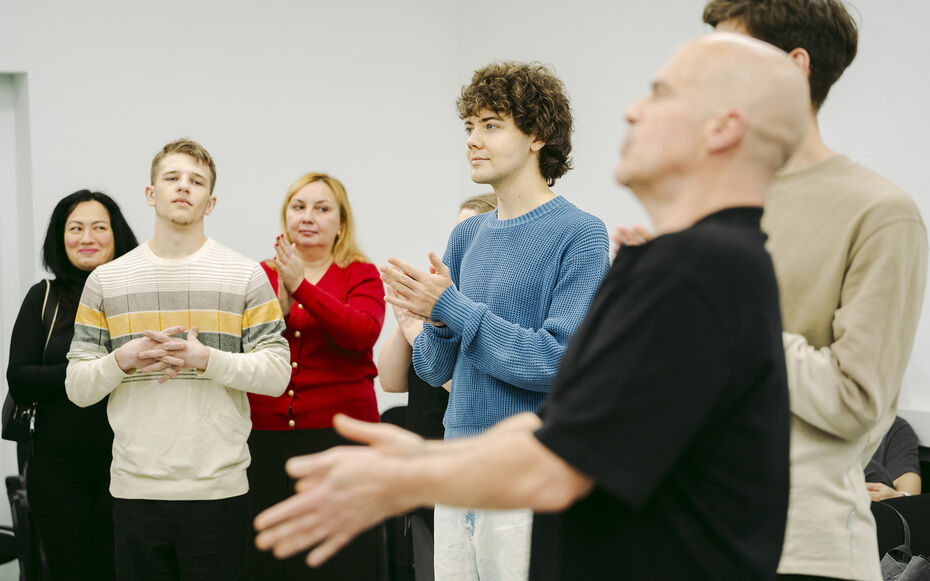 Паблик-ток «Можно ли поменять свою жизнь и уйти в актеры?»